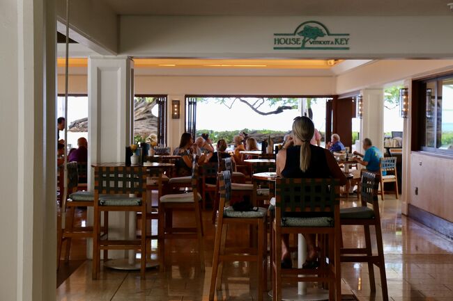 プールサイドにはオープンエアなダイニング「ハウス ウィズアウト ア キー」