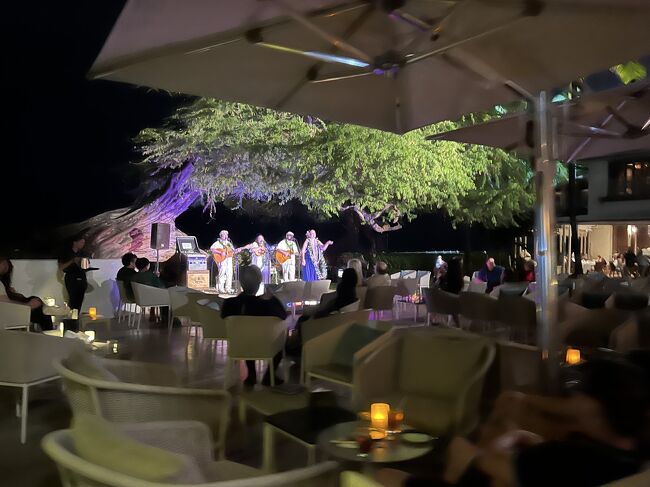 キアヴェの木の下、ハワイアンな生演奏をバックに頂きます