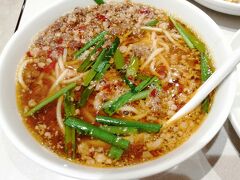 台湾ラーメン　850円。
これを食べないと話にならんっていうぐらいウマイ！
前に食べた時も思ったが、かなり辛い。
しかしスープが美味しすぎて飲み干してしまう。それほどウマイ！