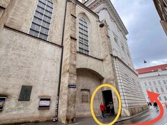 １６：０５

お次はお隣のアウグスティーナ教会へ。

これはランチをしたお店の前あたりから撮ったもので、こちら側にも出入り口（黄◯）がありましたが、私たちが入ったのは赤→で示したヨーゼフ広場に面したところ。