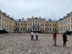 「バルトのヴェルサイユ」と呼ばれるバロック様式の建物
ロシア女帝のアンナに愛されたクールラント大公ビロン公の夏の離宮として建設が開始され、1768年に完成。