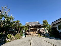 ホテルに戻りがてら
最誓寺にあるソテツが素晴らしいとの事で
お邪魔しました。
こちら、八重姫と頼朝の子供の千鶴丸が
暗殺され八重姫の発案で
その菩提を弔ったお寺とされています。
大河ドラマを思いだす（泣）