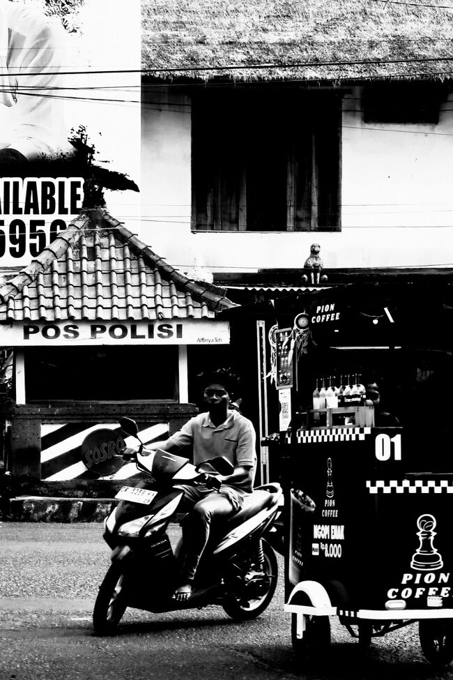 可愛いポリス（車窓から）<br /><br />klookのカーチャーターで、サヌールからウブドに移動中<br /><br />klookのカーチャーター、計3回利用し便利でした。<br />他社の半額以下だし。<br />3回とも約束の時間ピッタリに来てくれて、行きたい場所にきちんと連れて行ってもらえました。<br />営業もソフトで、1度断ればそこまでです。<br />（明日もドライバーやるよ。コーヒー好き？は必ず聞かれる）<br />英語ドライバーにしましたが、ドライバーさんもネイティブスピーカーでは無いので、お互い歩み寄る感じで問題なし。(私の英語は中一レベル)<br /><br />今回のドライバーだけ、ながらスマホが過ぎるし、会ってから給油する(事前にやっとけ)など、ちょっと、、でしたが。