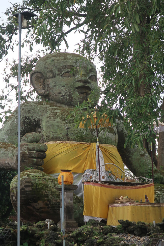 9:20（サヌールを8：30出発）<br />まずは巨大な赤ちゃん像<br />https://maps.app.goo.gl/t8NrY4sdWPewqTkZA<br /><br />わ～、予想通りかわいーです<br />誰なのー<br /><br />一周して後頭部も見たかったのですが、交通の要所に鎮座しており、激しく車が行き交います。<br />ここから見ただけでサヨナラしました