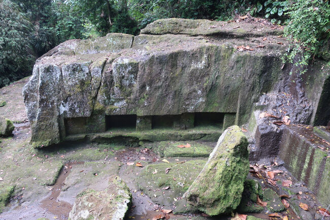 これどういう訳か、遺跡の上に着いてしまいます