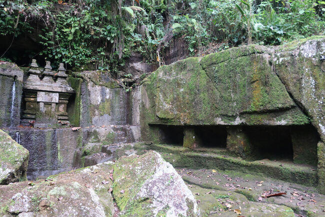 ごめんねー、と言いながら私だけ見学<br /><br />あの塔、グヌンカウイと似てる<br />やはりここも陵墓だろうか