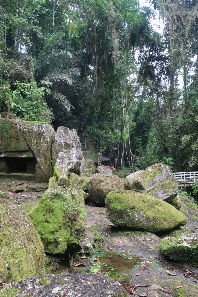 地震で転がった？<br /><br />過去の大きな地震を調べたら、<br />1815年11月27日 インドネシア、バリ島<br />1917年01月21日 インドネシア、バリ島<br /><br />もし100年周期なら、、恐ろしいことです<br />2004年のスマトラ島沖地震がそれであってほしい<br /><br />ところで地震の多い国ランキング、日本は4位なんですね。<br />インドネシアは2位です。（1位は中国）<br />だけどあれは多分回数だから、面積比率なら日本の方が多そう<br />（インドネシアの面積は、日本の5倍）