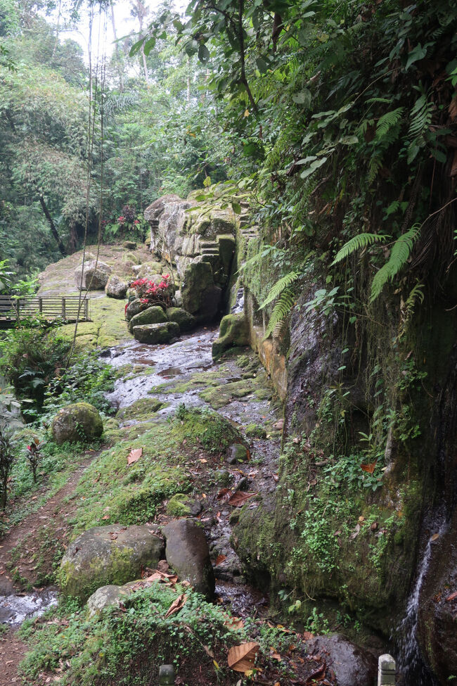 あぁ、おら胸がいっぱいだ<br />何度も振り返り、遺跡を後にしました<br />