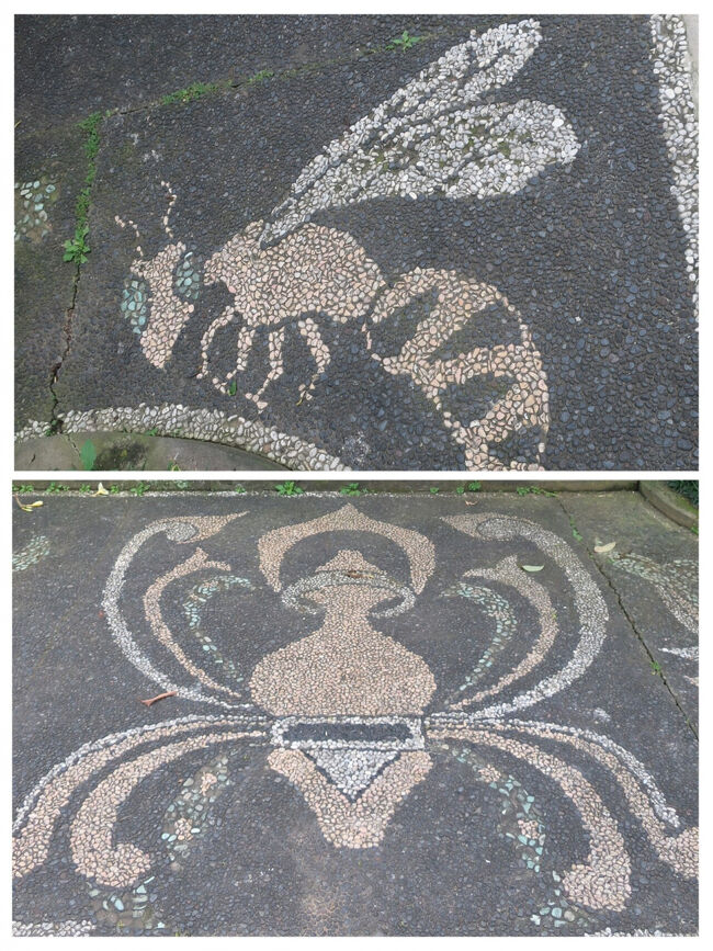 玄関の模様が蜂とか蜘蛛って、面白いですね<br />わたしは大好きな2者だけど、もしかすると鬼瓦的な存在？