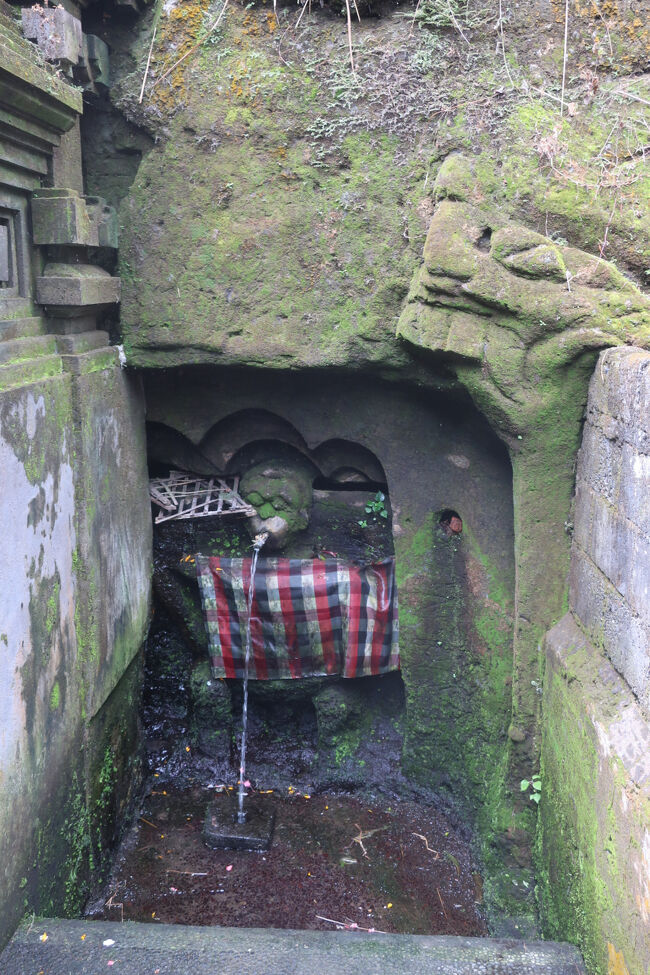 沐浴場にもいろんな彫刻<br />顔の横のやつを取っては如何でしょうか