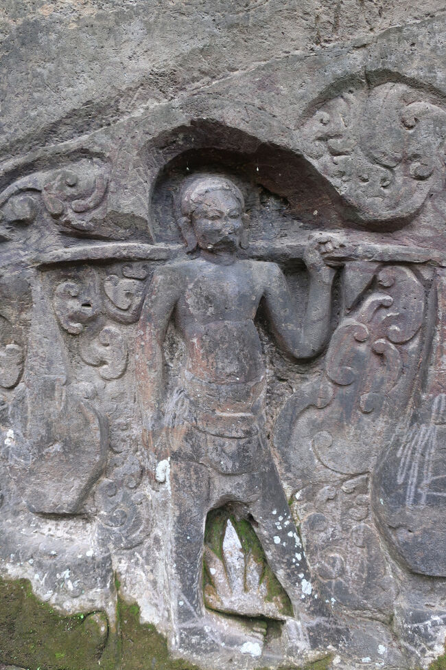 天秤棒で壺を運ぶ男性<br />Yehは「水」、Puluは「壺」の意味らしい<br />つまり、この壁画に由来してのイエプル遺跡？<br /><br />んーと、にしても