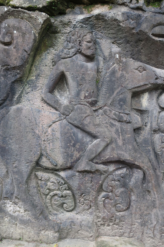 こちらの長髪は、もしやクリシュナ？<br />クリシュナはモテモテの色男だったとか<br /><br />やっぱり下手では、、