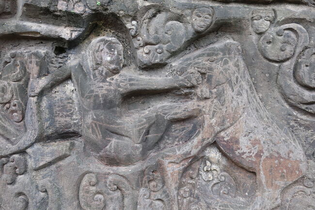 あれ、もう1人食われてた<br />こっちが虎？<br /><br />しかし何世紀も前の遺跡で、こんなに下手なやつ、初めて見たかも。<br />逆に新鮮です<br /><br />さらに子供がやったらしい落書きがあり、より一層なんというか畏れを感じさせない雰囲気