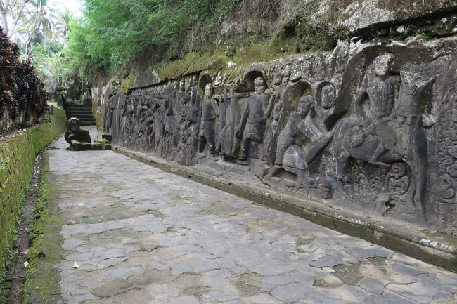 このくらい距離を取ると、立派な遺跡に見えます (失礼だな)<br /><br />14～15世紀の推測で、1925年発見ですって。<br />あ、発見からちょうど100年だ