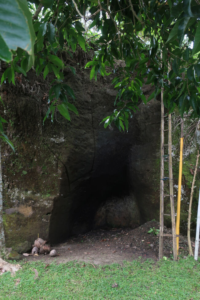 最後は意味深な石窟<br /><br />岩の切れ込みとか、竹の梯子も気になる