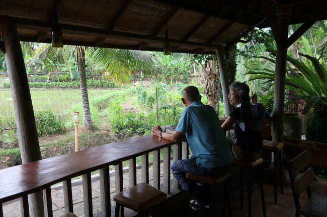 途中のレストランでランチしていきます<br />遺跡の料金所の後にある店なんだけど、やっていけるのだろうか。<br />店名もまさに「Yeh Pulu Cafe」