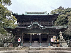 正面にあらられたのは旭社。ここで628段です。あと157段。右折。
旭社の前には休憩スペースがあります。
それにしてもまあ立派なお社、メイン級。
来たなあ、という感じ。８時57分。石段スタートから28分。
（前半ここまで）