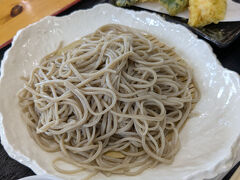 一番有名っぽいお蕎麦屋さんは1時間以上待ちそうな感じだったので諦めてこちらへ。
かなりコシの強い美味しいお蕎麦でした。天ぷらもおいしかった。