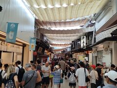厳島神社をあとに 表参道の商店街に向かいます
少し雨が降ってきました