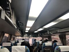 バスは、ほぼ満席で１台で出発。
多い時には２台、３台になるようです。