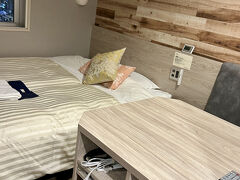 スーパーホテル仙台　広瀬通りが今夜の宿。
バス停、電力ビル前からすぐそば。
レディースフロア指定で予約。
リファのドライヤーやヘアアイロンも備え付け。
コンパクトですが必要な物はしっかり完備。
部屋のバス、トイレはかなり狭いのですが、お風呂はスパがあるので問題はなし。