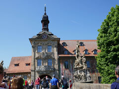 見えている建物は、Altes Rathaus　旧市庁舎です。
旧市庁舎は川の中州に建っています。

バンベルクの人口は77,150人。1993年にユネスコの世界遺産に登録されました。
