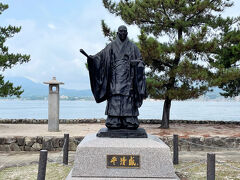宮島桟橋前広場の平清盛像。