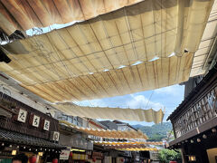 宮島表参道商店街は、宮島一の繁華街でお食事処やお土産物店などが軒を連ねます。