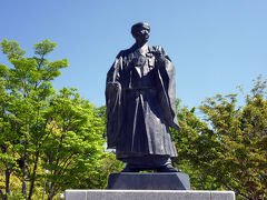 2019年の「こうふ開府500年」を記念して、甲府の礎を築いた武田信玄公の父、武田信虎公の像が、甲府駅北口「よっちゃばれ広場」に設置されています。

銅像は高さ2.1m、重さ400kgで、右手に軍配を持ち、武田氏の本拠地つつじが崎館を背に、甲斐国を統一した後登ったと伝えられている富士山を見据えて立っています。