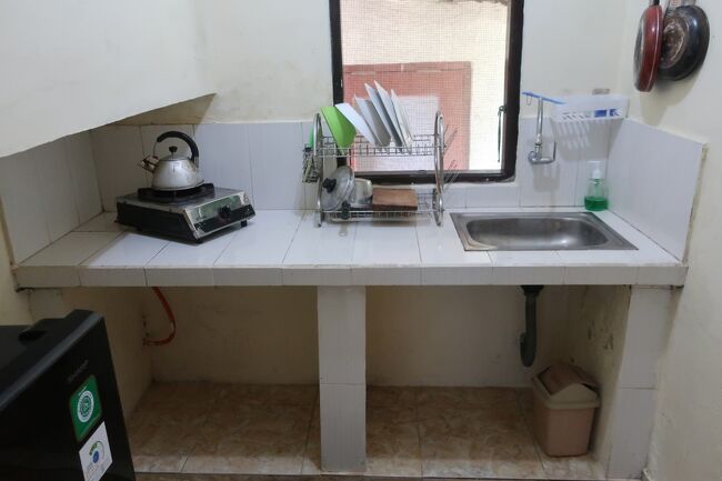 一応キッチン付きだけど…<br />自炊しないので、冷蔵庫と流し台だけで十分です<br /><br />ガスコンロのメーカが「michiyo」さん<br />遠くインドネシアで働いている