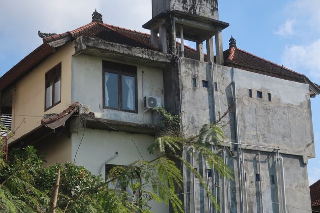 ホテルは「快適な箱」が我々のベスト<br />高級なところは、よそのお宅みたいで落ち着かないから<br /><br />（写真は通りがかりの素敵なお宅です）