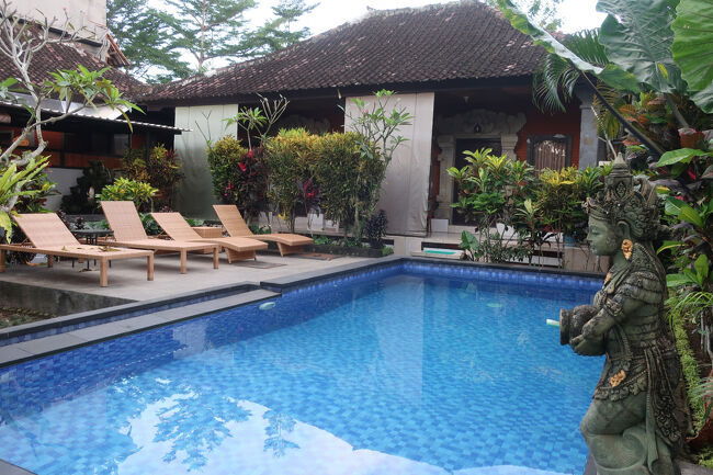 小さなホテルで、我々が2部屋、フランス人家族の方も一人一部屋？みたいに泊っていて、あとは一人旅の女性が1部屋<br />おかげで実に静か。<br /><br />鳥やカエルの声だけが聞こえる静かな宿でした。