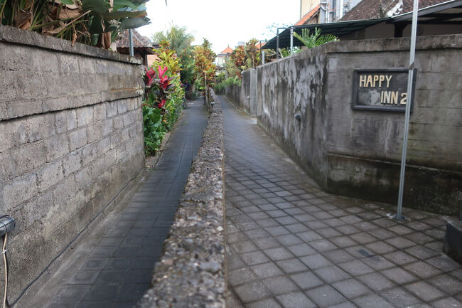 さらに真ん中に塀のある不思議な細道を進むと、あったあった<br />今日から3泊する「happy inn2」<br />https://maps.app.goo.gl/Xr3nV8aTmYRhisea6