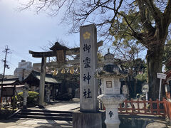 グンゼ工場横にある、御霊神社は明智光秀を祀った神社です。

創建は1705年で、光秀は丹波の地を統治し、宅地税の一種である地子銭を免除し、治水事業を施す等から領民から慕われていたことが偲ばれます。

社殿のあちこちには、明智家の家紋である桔梗紋が配されています。