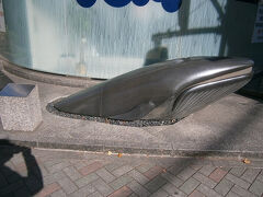 「口入宿」の説明文から道を隔てて反対側にあるのが「鯨と海と人形町の碑」。
人形町の街角にいきなり現れる鯨のオブジェに「なぜここに鯨？」と思います。
人形町界隈にあった芝居小屋の、からくりを動かすのに鯨の髭が使われていたとのことです。

