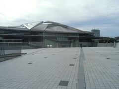 ＪＲ中央線千駄ヶ谷駅の前にある東京体育館。
昭和３１年（１９５６）に体育館（東京都体育館）が、昭和３３年（１９５８）に屋内水泳場と陸上競技場が完成し、１９５８年アジア競技大会のバスケットボール、水泳競技の会場として使用されました。
１９６４年東京オリンピックでは、体操競技、水球競技の会場として使用されました。
２０２１年の東京オリンピックでは卓球会場になりました。

