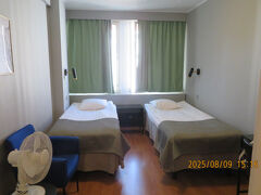 大聖堂前からトラムに揺られアーサーホテルへチェックイン♪
６階の部屋でした。
わーい広くて明るい部屋だ！ベッドの寝心地もよい。
噂通り扇風機が有りましたが埃かぶってるし、電源スイッチが無いのでコンセントの抜き差しで対応。
窓は15センチほどしか明かないので真夏は空気がこもって暑いと思います。
