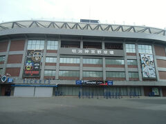 東京ヤクルトスワローズの本拠地、神宮球場。
最初の球場が出来たのが大正１５年（１９２６）という老舗です。

