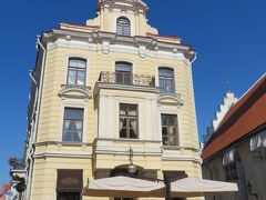 ヨーロッパの道には必ず通り名が付いてるのを思い出し、頭上の道名を見ながら歩いたので迷わずに着きました。
疲れたので老舗カフェで休憩したかったけど高いし、混んでるし、ターミナル近くのスーパー寄って帰ります。