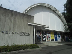 つば九郎ハウ巣の隣のバッティングセンター。
人気プロ野球選手（バーチャル映像）と対戦できます。
入口にその日対戦できる投手の名が書かれていました。

