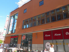 ランチをしにヒョートリエット市場に来ました。
ヘルシンキと違ってトラムが張り巡らされておらず、地下鉄も高いので乗らなかったので歩きます。暑いし体力を消耗します。
フードマーケットは左端って看板が出てました。