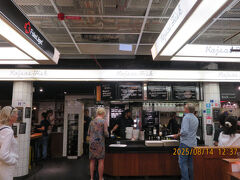 ガイドブックに載ってる、ここだけ賑わってます。
前に日本人がいた。
その後も日本人きたぜ。