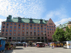 目の前は、うさんくさいカフェがあったホテル。
どうやら由緒ある建物らしい。