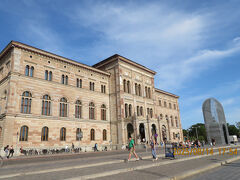 国立博物館に到着
木曜の17時から20時までは無料なんです！
https://www.nationalmuseum.se/en/
どうやら無料ガイドツアーもあったらしい。まぁどうせ英語分からないので。