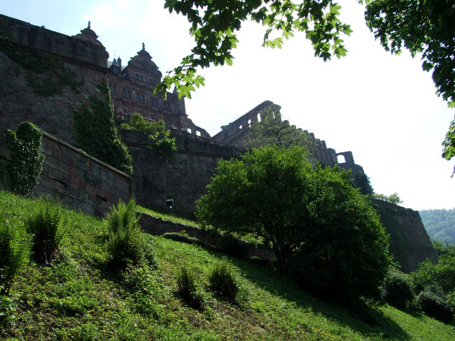 城壁の下から見たハイデルベルク城。
