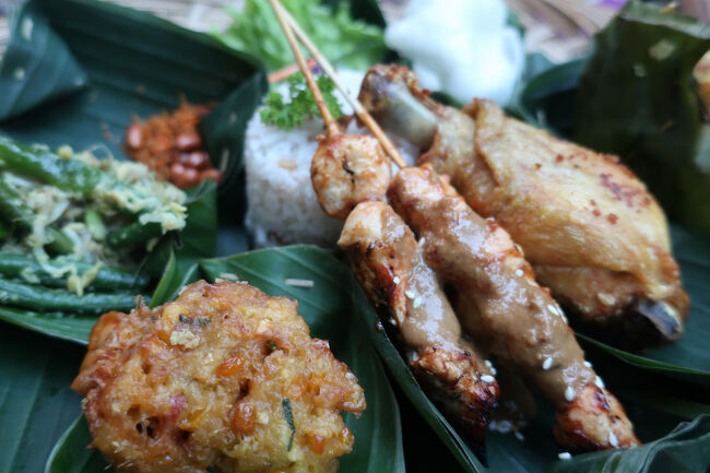 行こうと思った店がまだ開店準備中だったので、ホテル近くの人気店で夕食<br />人気店だけあって、お料理が出るのに40分くらい待ったので、そんなことなら、先のお店の開店を待つんだった<br /><br />写真はナシチャンプルーアヤム<br />（鶏、パサパサ…）<br />けっこう沢山頼んで、192.5ｋ（1810円カード）だったから、この店は安くて人気なんだな。