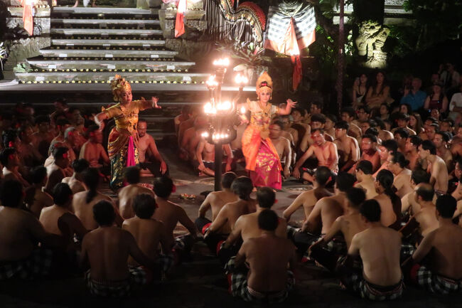 初めてバリに来たのは、10代の終わり<br />（思えばそれが、人生初の海外個人旅行）<br />その時、ケチャとバロンダンス、レゴンダンスを一通り観た。<br /><br />ケチャが群を抜いており、感動と言うよりも「怖かった」くらい。<br />いつまでも頭の中からケチャケチャが抜けず、細胞まで浸食された感じでした。<br />これって一種のドラッグでは？と思うほど揺さぶられ、人の声だけでここまでできるんだ、と衝撃を受けました。