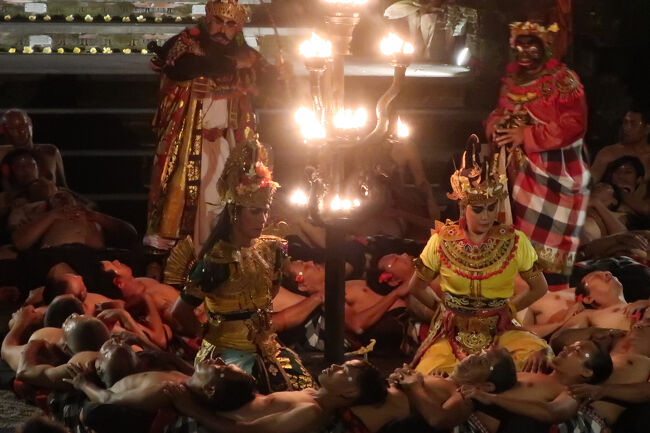 なので、あの異体験をぜひ両親にも！と来たのだけれど、記憶と全然違い、ひとつも興奮するようなことは無かった。<br /><br />これは観光地によくあるやつ。<br />母も始まってすぐ、そのことに気付いていた。<br />「前の人の髪、きれいだね」とか言い合って、集中してないし。<br /><br />父も「レディース＆ジェントルマン、って何回も言ってたねー」と気の抜けた感想だったし。<br />（確かに、わたしも言い過ぎだと思った）<br /><br />関係ないけど、後日別の場所でケチャのある日、姫たちがこの格好で軽トラの荷台に乗って出勤されていた。<br />それは素敵な光景だった。