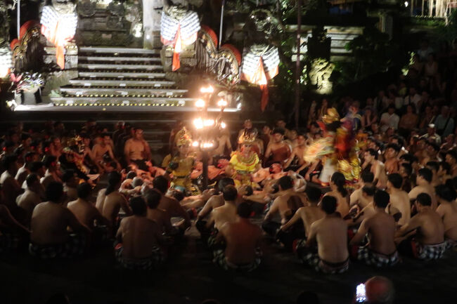 ケチャはシュピースというドイツ人が演出して、今の形（ケチャに「ラーマーヤナ」の劇を加えた）に仕上がったと言われています。<br /><br />しかしここで配布された解説に「シュピースが創作に加わったと言われているが、我々のケチャは違います！」と強調されていたので、そこは諸説・プライドがあるようでした。<br /><br />ならば、シュピース以前の「劇無し・純粋なケチャ」をやる劇団が出てこれば良いのに。<br />だって、劇が観たい人は、バロンダンスやレゴンダンスを観れば良いのだから。<br />劇の演出の一部としてケチャが使われる以上、トランス状態になる訳が無いと思うし、トランスの無いケチャなんて、意味ある、かな？