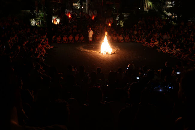 「伝統衣装」「型のある踊り」「大衆的な笑いを添加する」<br />このパターンは、歌舞伎とそっくりだと思いました。<br /><br />でも歌舞伎役者が専業であるのと違い、ケチャの面白いところは、それぞれの演者が昼は別の仕事をしているらしいのです。<br />言ったら素人が集まっているのに、このケチャの型にはまると、とんでもない力が動き出してしまう、呪術みたいなもの、と思っていたけれど。<br />幻想だったのかな<br /><br />あるいは、2015年に世界遺産になったそうなので、その辺りでぐんと質が落ちたとか？（完全なる素人の推測です）